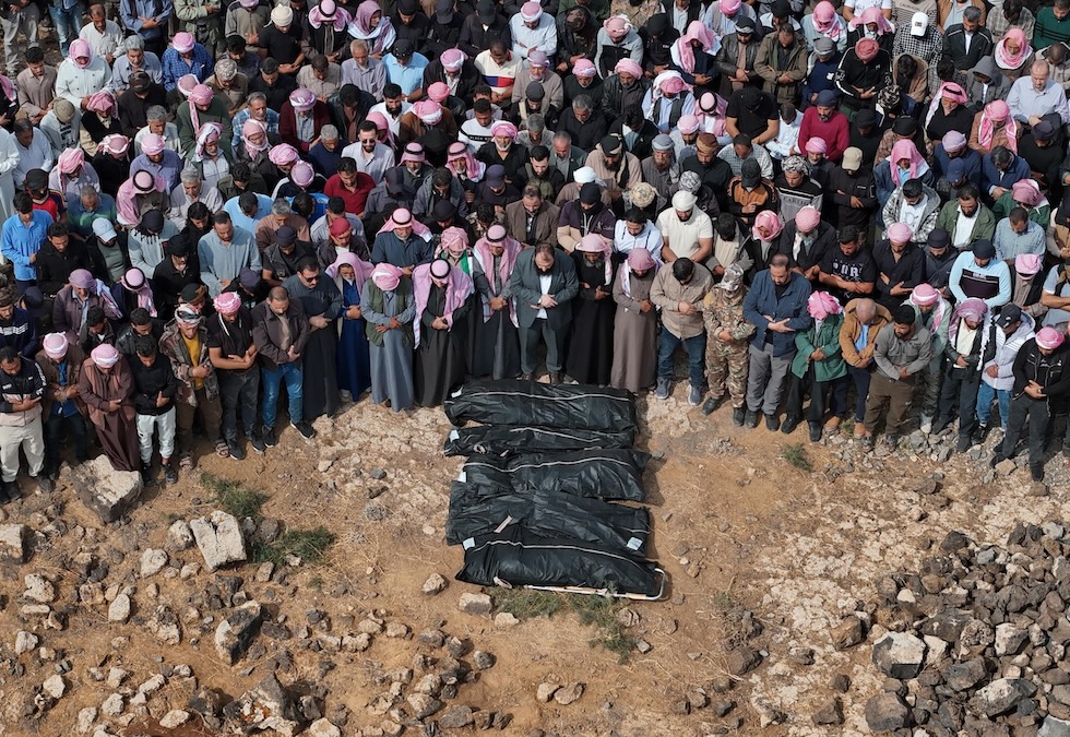 Una folla di siriani ai funerali delle persone uccise in un attacco aereo della Giordania(EPA/MOHAMMED AL RIFAI via Ansa)
