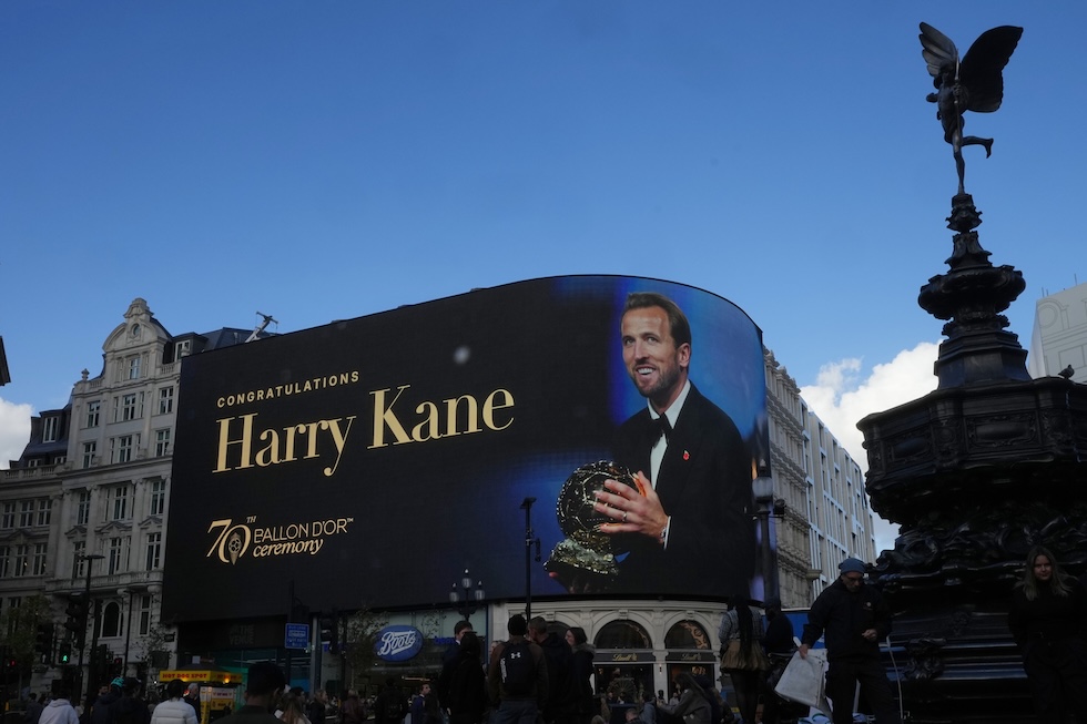 Un’immagine dell’attaccante inglese Harry Kane, vincitore del Pallone d’oro maschile, proiettata su un grande schermo a Piccadilly Circus (AP Photo/Alastair Grant)