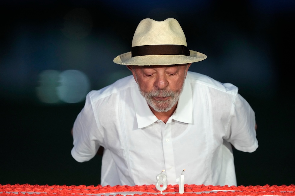 Il presidente brasiliano Luiz Inácio Lula da Silva spegne le candeline per il suo 81esimo compleanno davanti al Palácio da Alvorada, la residenza ufficiale del presidente (AP Photo/Eraldo Peres)