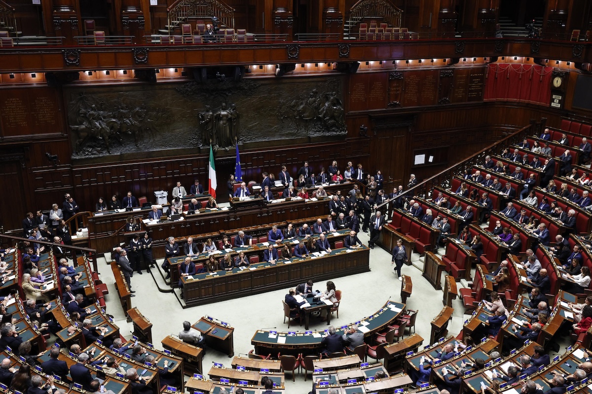 La Camera ha approvato il reintegro dei professionisti sanitari radiati per le posizioni “no vax”
