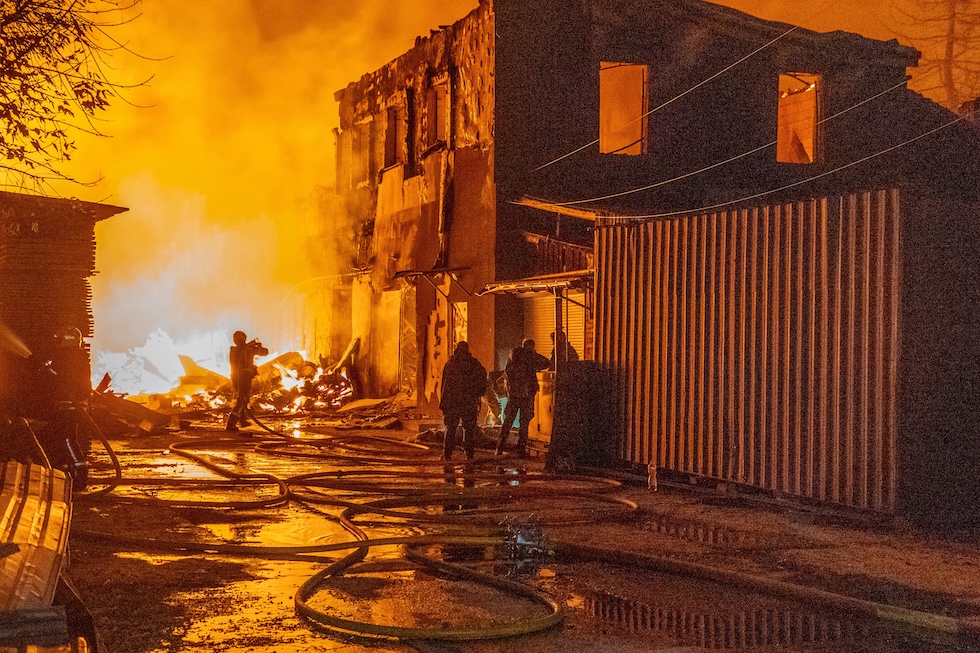 I vigili del fuoco spengono un incendio causato da un attacco aereo russo in un quartiere residenziale (AP Photo/Andrii Marienko)