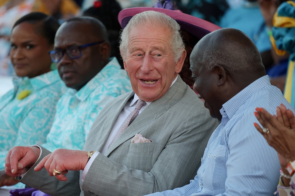 Re Carlo III e il primo ministro delle Bahamas Philip Davis durante un raduno giovanile organizzato per accogliere il re a Clifford Park, durante la sua visita nei Caraibi (REUTERS/Isabel Infantes)
