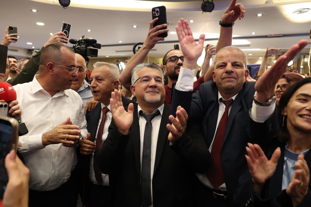 Il leader della Lista Comune, il partito arabo più votato, Yousef Jabareen festeggia dopo la diffusione dei primi exit poll, il 27 ottobre a Nazareth