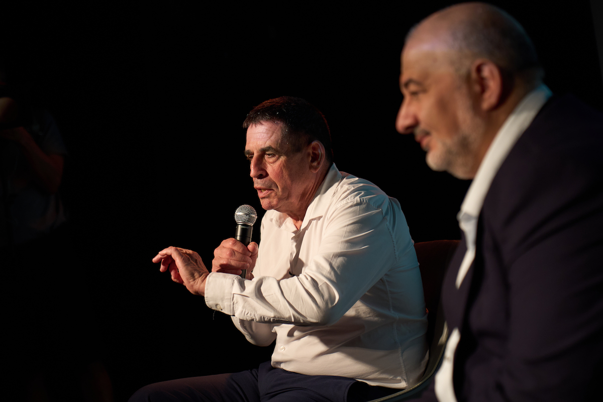 Per rendersi più appetibile Ra'am ha anche inserito come secondo in lista un politico ebreo: Yoav Segalovitz, un ex ufficiale di polizia, qui con la camibia bianca vicino a Mansour Abbas, 23 ottobre 2026 (AP Photo/David Goldman)