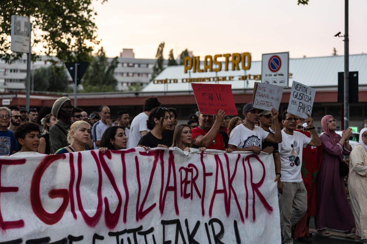 Cosa dicevano i due poliziotti mentre Abderrahim Fakir stava morendo