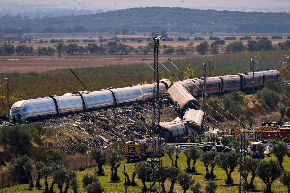 I soccorritori lavorano sul luogo dello scontro tra due treni ad alta velocità (AP Photo/Manu Fernandez)