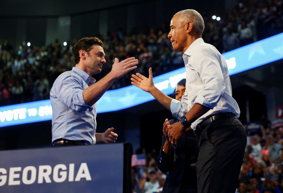 Il senatore Jon Ossoff con l'ex presidente degli Stati Uniti Barack Obama a un comizio per le elezioni di metà mandato (REUTERS/Edgar Su)
