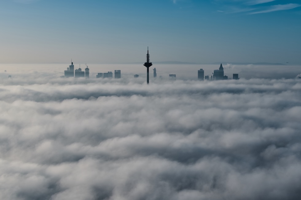 Gli edifici del distretto finanziario della città tra la nebbia (AP Photo/Michael Probst)