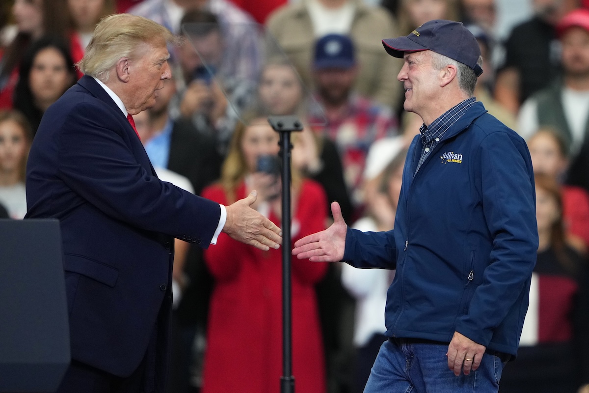 Donald Trump con Dan Sullivan durante un comizio a Wasilla, in Alaska, il 13 ottobre