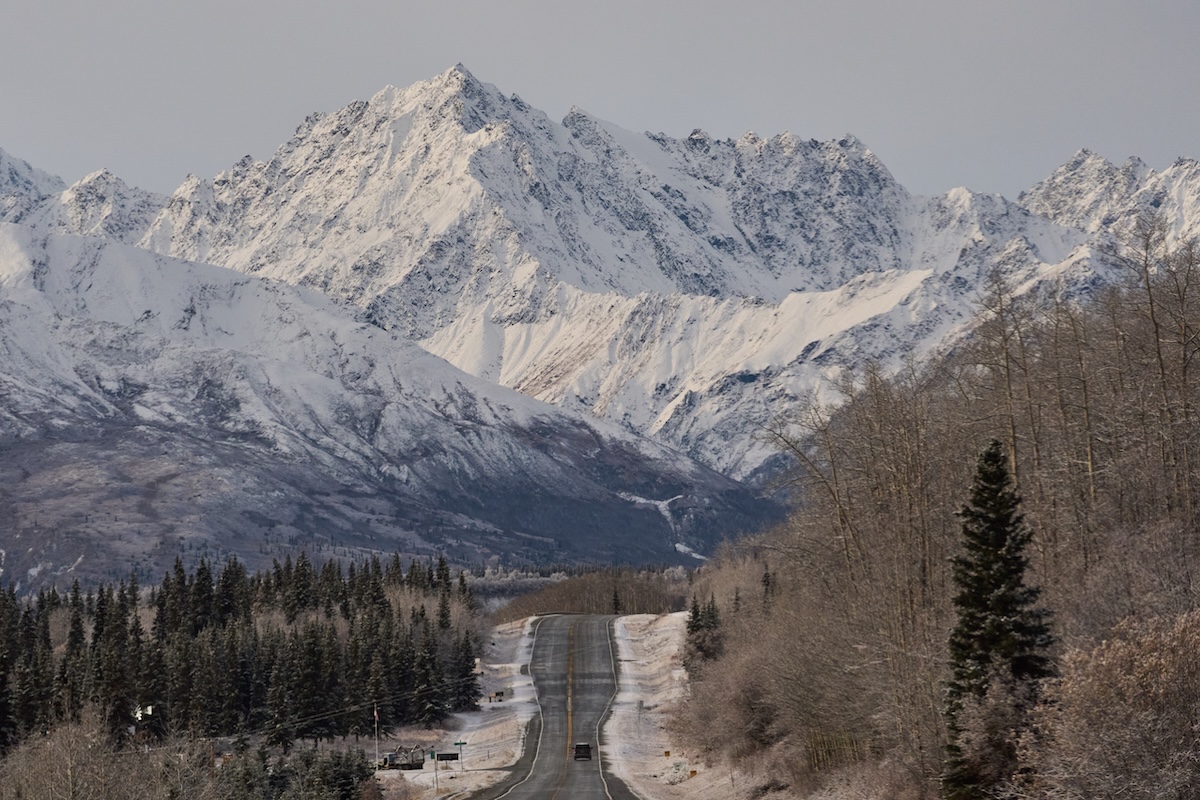 La Glenn Highway, con le montagne Chugach sullo sfondo, in una foto del 14 ottobre