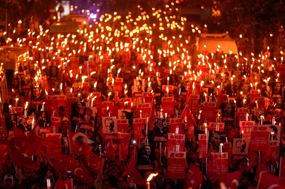 Una folla sventola bandiere turche e tiene in mano manifesti con il volto di Mustafa Kemal Atatürk, fondatore della Turchia moderna, durante le celebrazioni per il 103esimo anniversario della fondazione della Repubblica turca (AP Photo/Emrah Gurel)