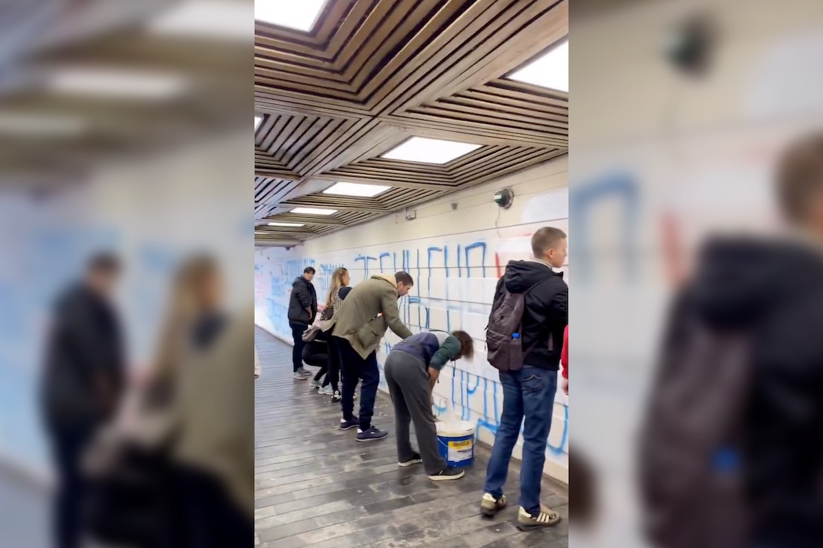 Leggi l'articolo: Gli studenti serbi che puliscono i graffiti nazionalisti a Belgrado