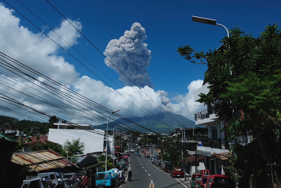 L'eruzione del vulcano Mayon (AP Photo/Zalrian Sayat)