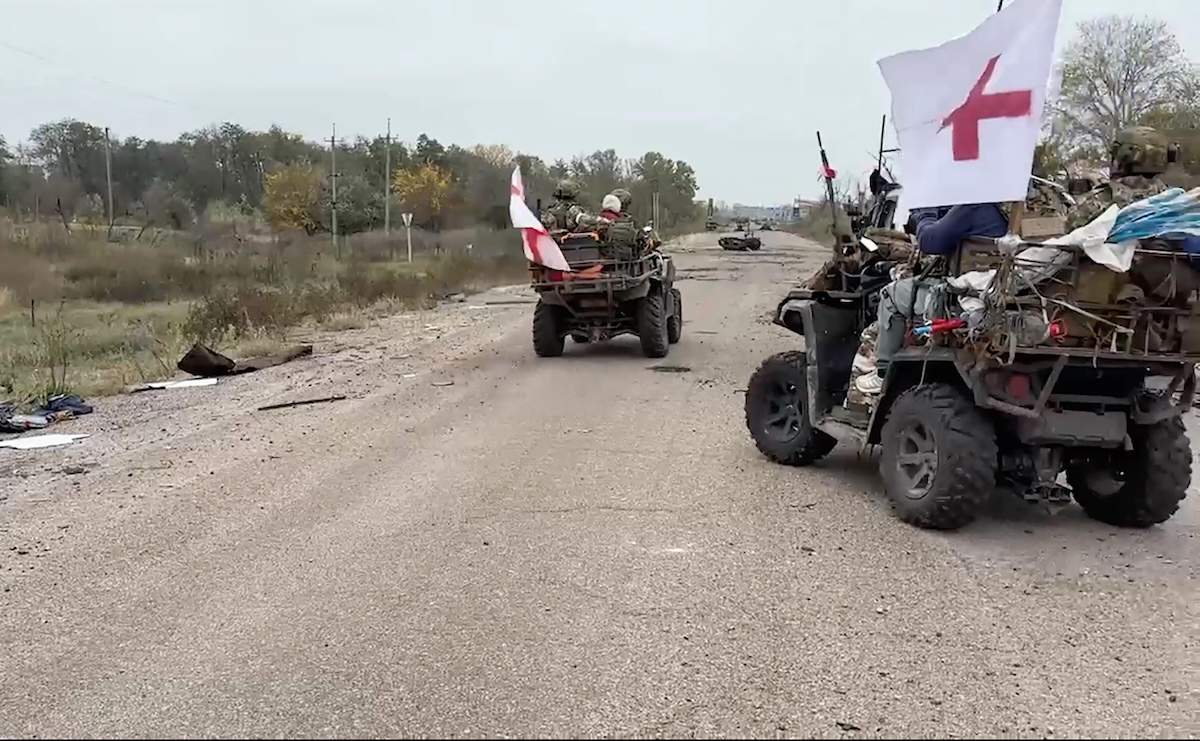 Le operazioni di sminamento in una foto diffusa dal ministero della Difesa russo, il 29 ottobre