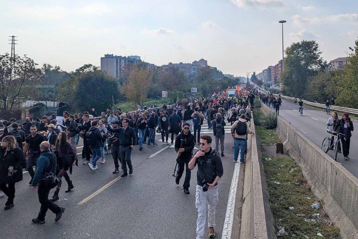A Milano i manifestanti hanno occupato la tangenziale