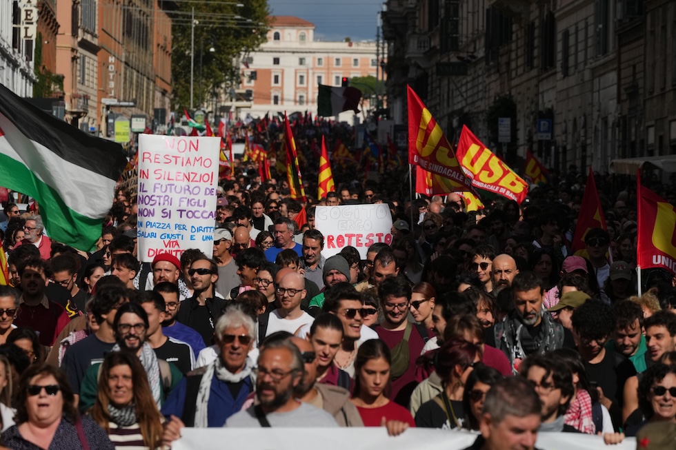 Manifestanti in corteo durante lo sciopero generale indetto dai sindacati di base (AP Photo/Alessandra Tarantino)