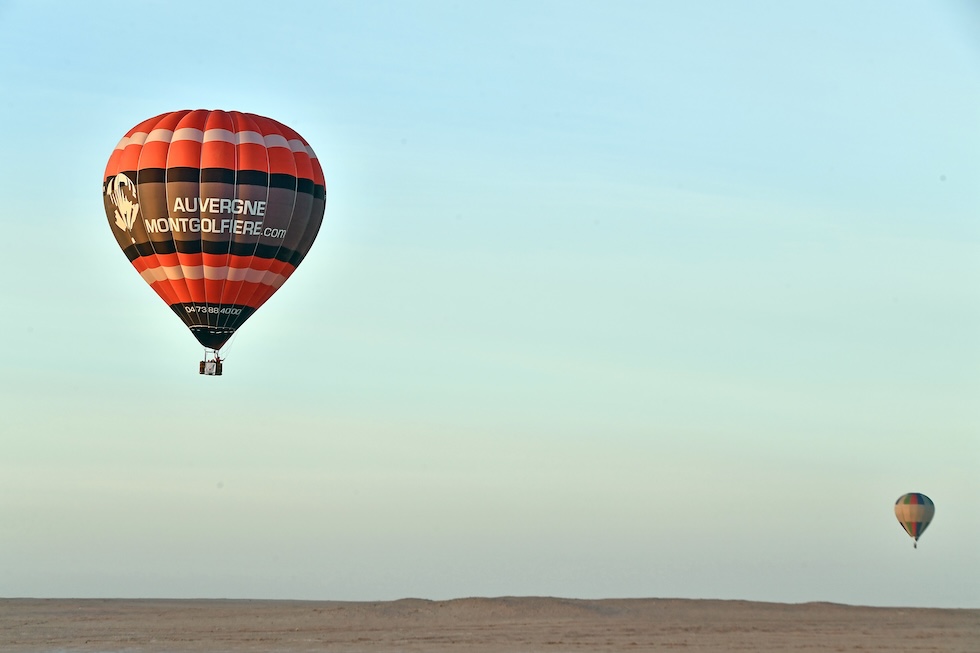 Due mongolfiere al festival internazionale delle mongolfiere e degli aquiloni giganti (AP Photo/Fateh Guidoum)