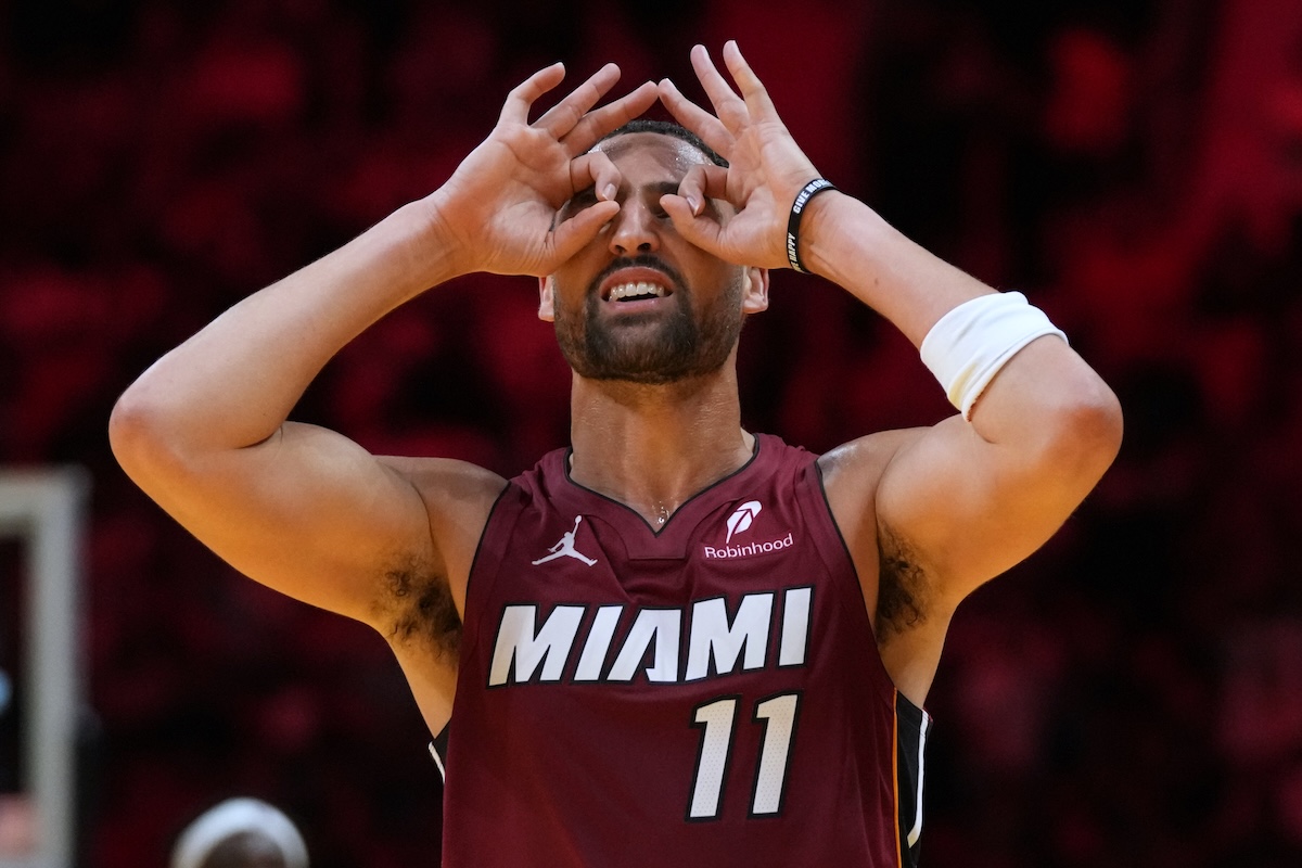 Il ceststa statunitense dei Miami Heat Klay Thompson mentre festeggia dopo aver segnato un canestro contro gli Indiana Pacers (AP Photo/Lynne Sladky)