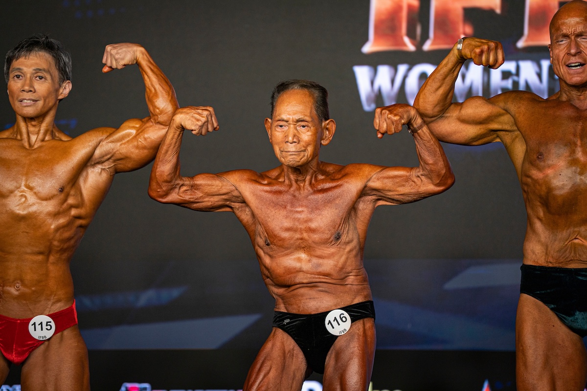 Il bodybuilder novantenne giapponese Toshisuke Kanazawa, al centro, durantr i campionati mondiali di bodybuilding IFBB a Santa Susanna, in Spagna (AP Photo/Pau Venteo)