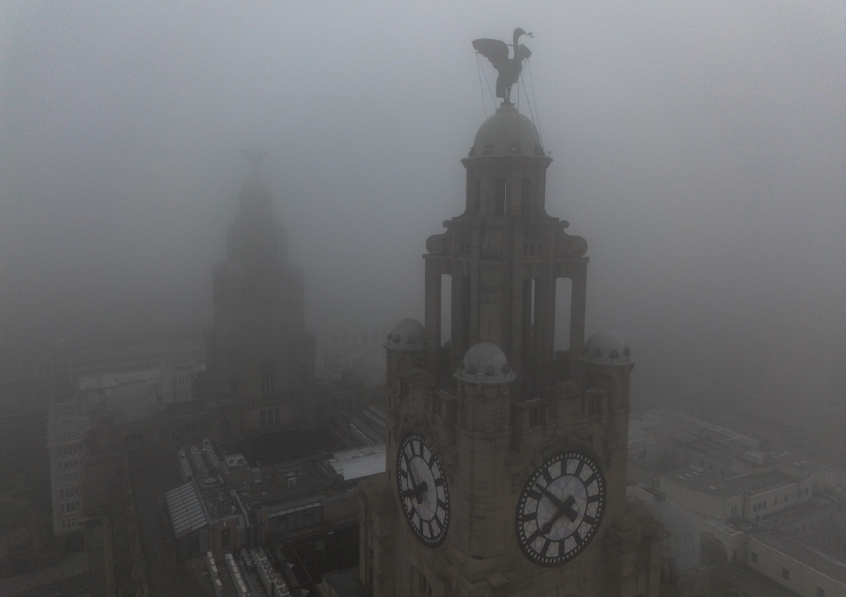 Il Royal Liver Building di Liverpool, uno degli edifici più noti della città, avvolto da una fitta nebbia (ANSA/EPA/ADAM VAUGHAN)