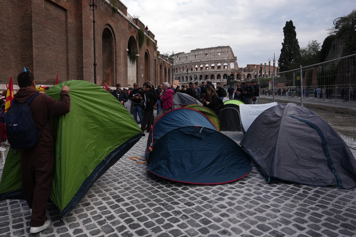 Le tende montate in via dei Fori Imperiali sono ancora lì