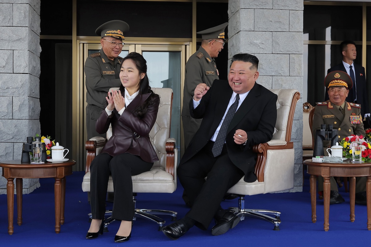 Il leader della Corea del Nord Kim Jong Un insieme alla figlia Kim Ju Ae, considerata la sua possibile erede (AP)