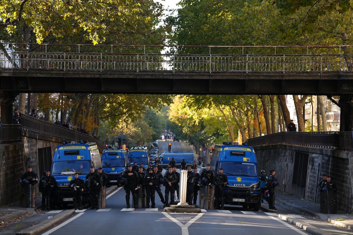 Camionette della polizia schierate in una strada di Parigi, il 31 ottobre (AP Photo/Aurelien Morissard)
